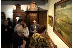 Restaurator Hans van Dam en de aanwezigen bij het schilderij